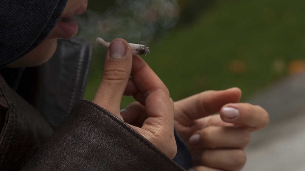 fumat_iarba01 fumat_iarba01