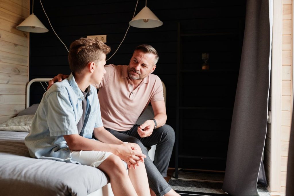 De ce adolescenții „își urăsc” părinții – soluții practice