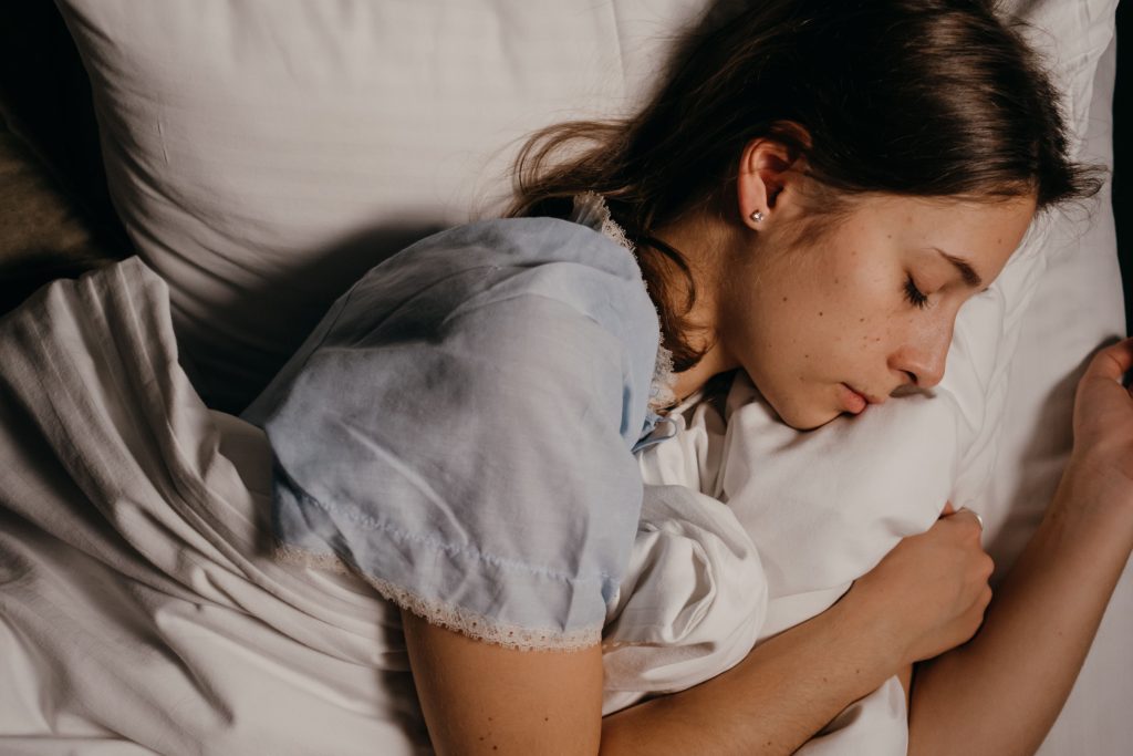 Începe școala: de ce adolescenții adorm mai târziu?