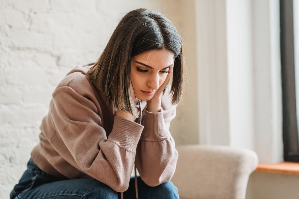 Anxietatea la adulți: simptome, cauze și tratament